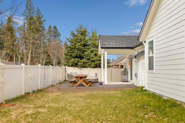 Building Photo - Peaceful North Idaho Retreat -- Quiet Cul-...