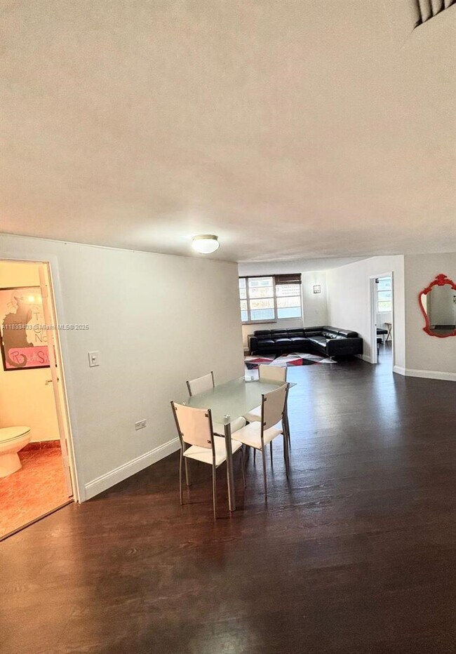 Building Photo - 801 Brickell Bay Dr