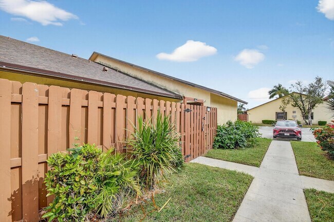 Building Photo - 484 Springdale Cir