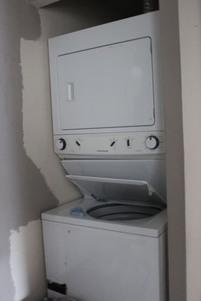 Building Photo - 2630 - YEAA SFH