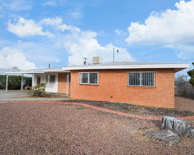 Building Photo - Westside 3 Bedroom 1.75 Bath