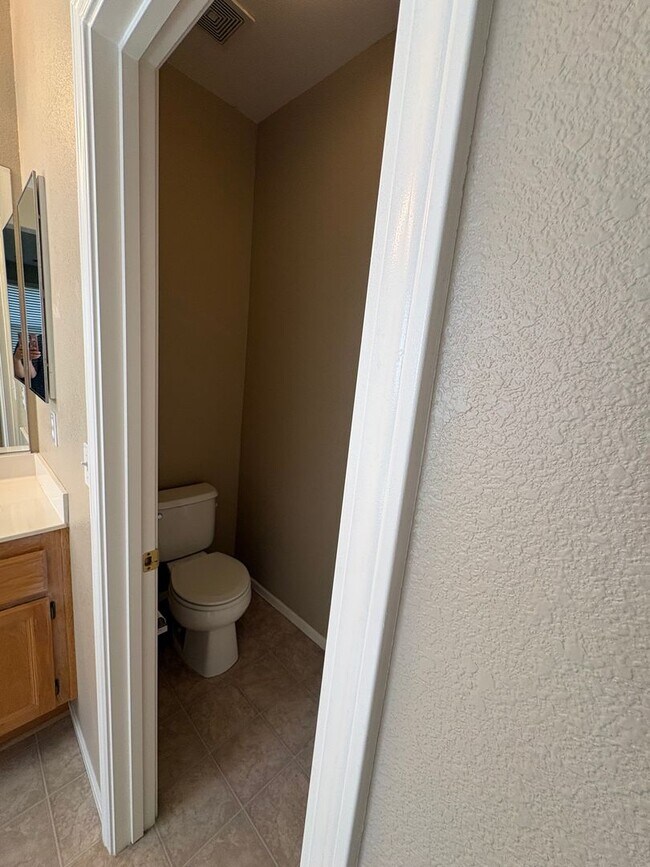 Building Photo - Vibrant 3 bed/2 bath home in West Sac