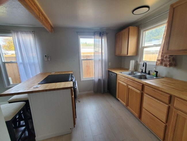 Building Photo - Remodeled 2-Bedroom Home in Roseburg