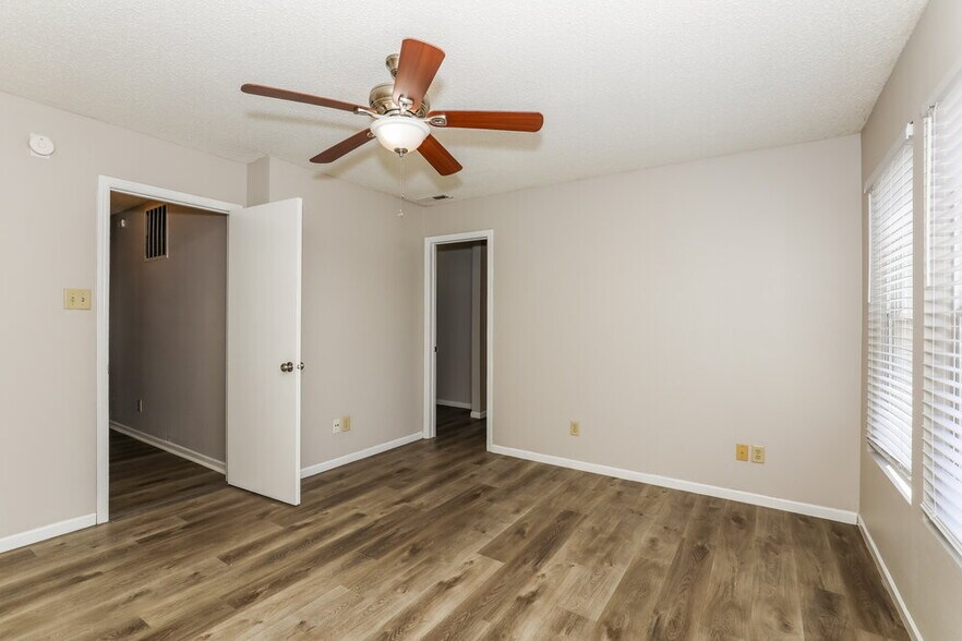 Building Photo - 911 Bentgrass Dr