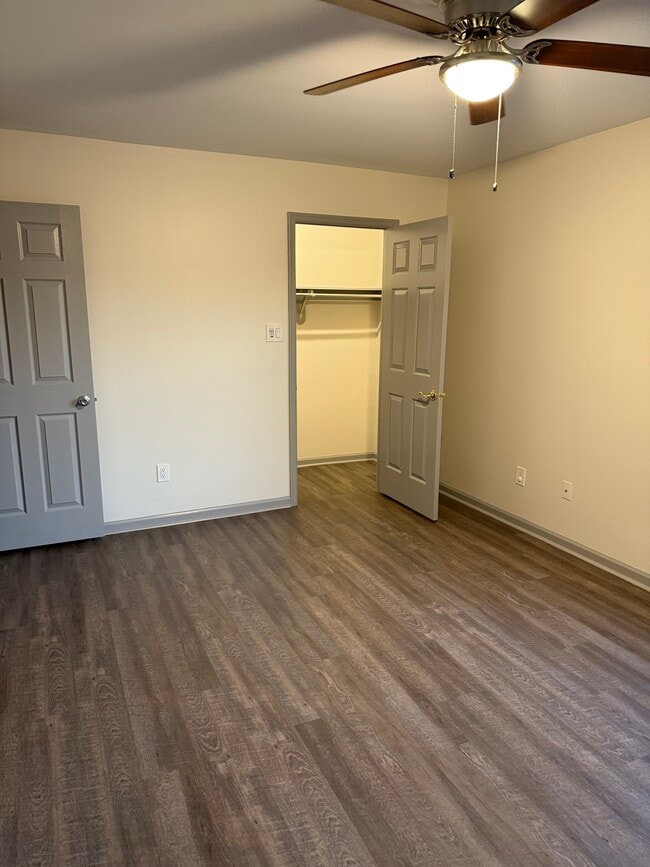 Building Photo - 1002 N Glen Dr