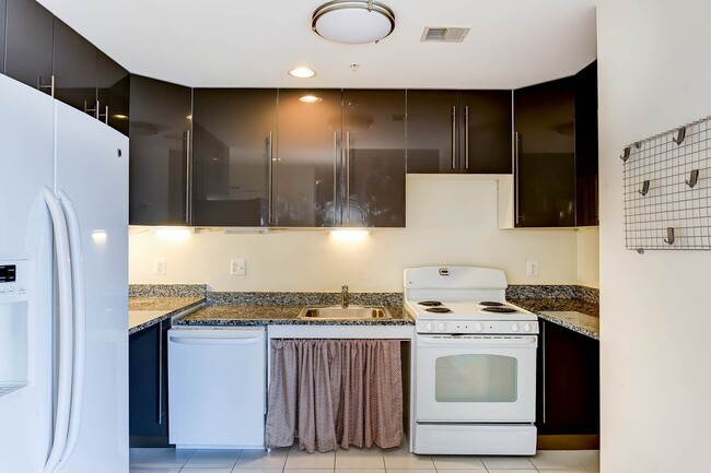 Building Photo - Gorgeous 2 Bedroom Penthouse in River Place South!