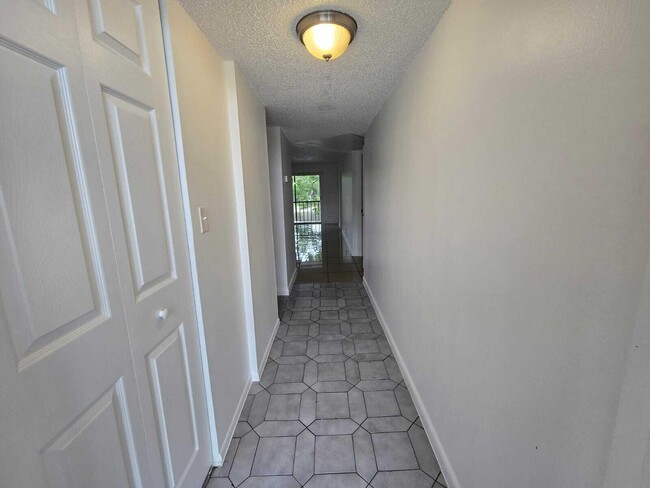 Building Photo - 7920 N Colony Cir