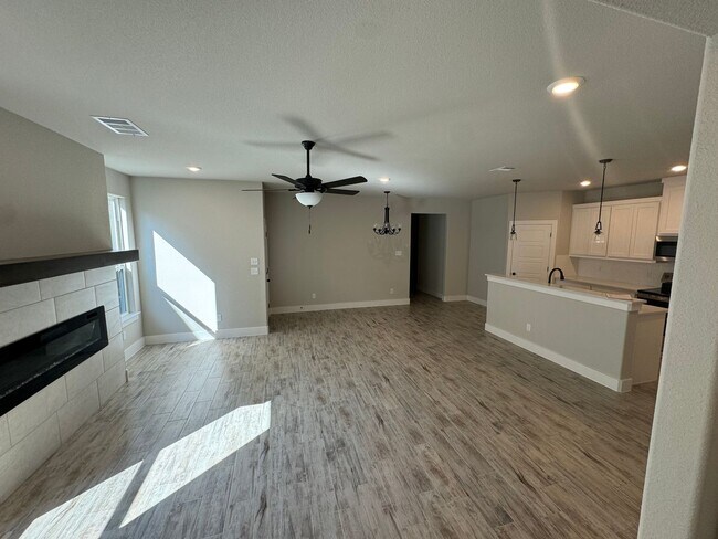 Building Photo - 3/2/2 - FIREPLACE - MUDROOM - GODLEY ISD