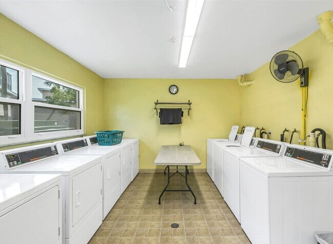 Building Photo - Fully Furnished 2 Bedroom 2 Bath St. Pete ...