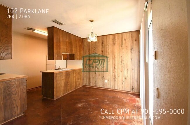 Building Photo - 102 Parklane-