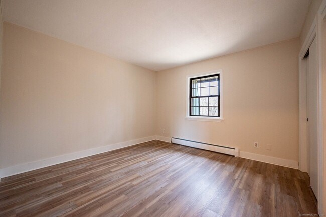 Building Photo - 549 Russell Rd
