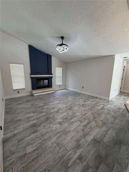 Building Photo - 3221 Oakwood Pl