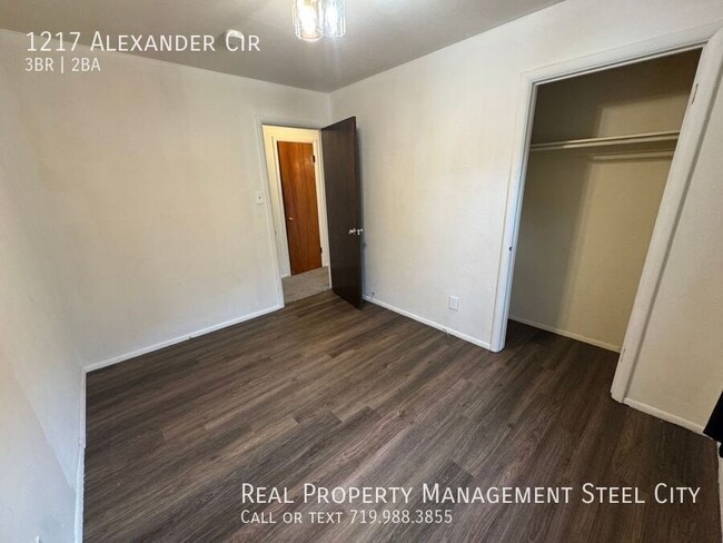 Building Photo - 1217 Alexander Cir