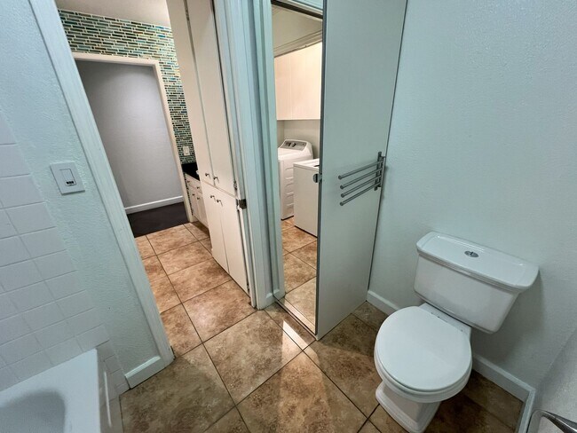 Building Photo - Remodeled 2 Bed, 2 Bath Unit in Downtown S...