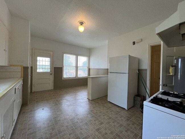 Building Photo - 249 E Lullwood Ave