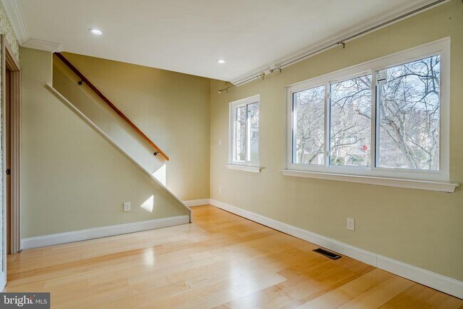 Building Photo - 227 Carriage Ct