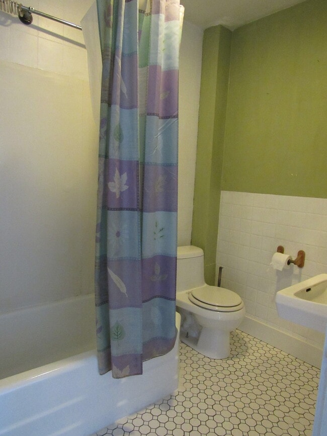 Building Photo - 2 to 3 bedroom home only $1,100.00 per month plus utilities.