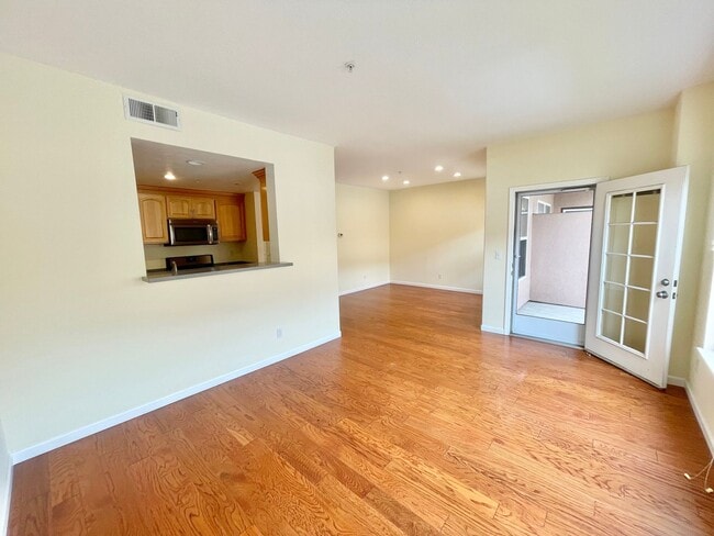 Building Photo - 2BD/2BA Spacious Crocker Amazon Condo, Gat...