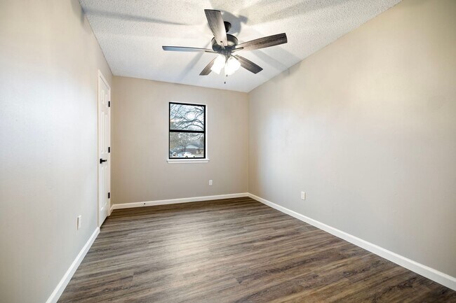 Building Photo - 1105 Brentwood Dr