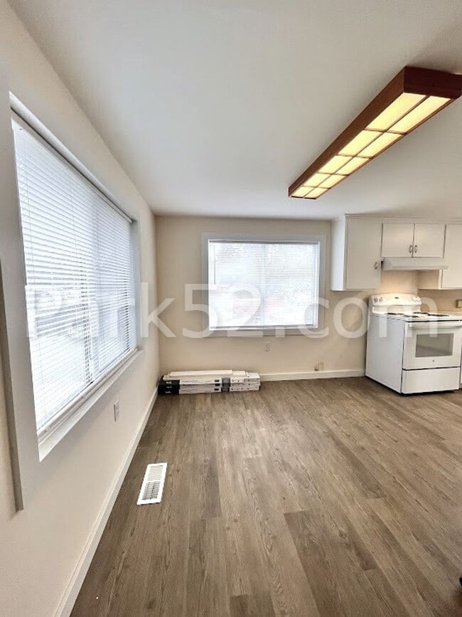 Building Photo - Small Pet Friendly - 2 Bedroom Single Fami...