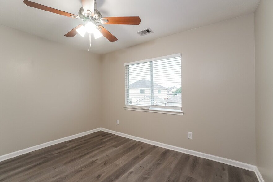 Building Photo - 4430 Amaryllis Ave