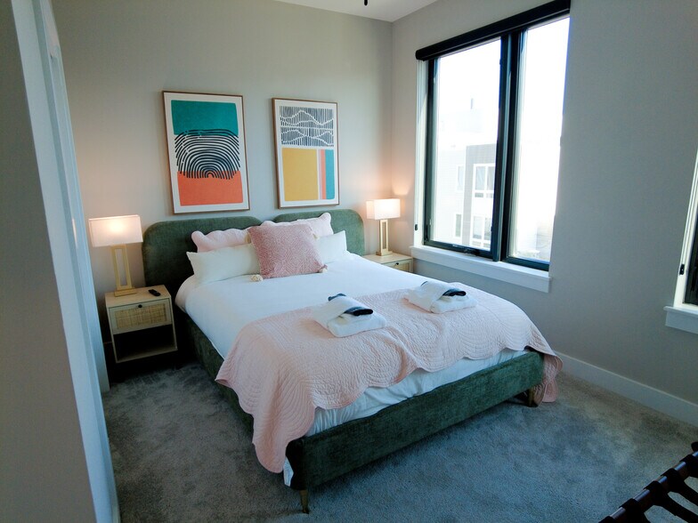 Building Photo - 1446 E 15th St