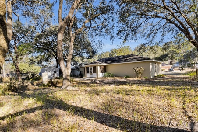 Building Photo - 3/2 Home In Silver Springs Shores