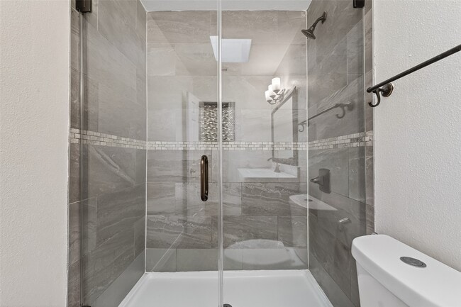 Building Photo - 500 N Post Oak Ln