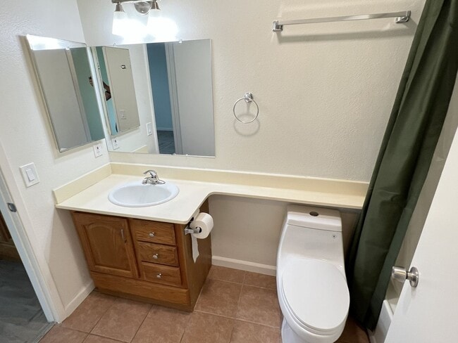 Building Photo - Fantastic 3 Bed 1.5 Bath End Unit Townhome in Orange!
