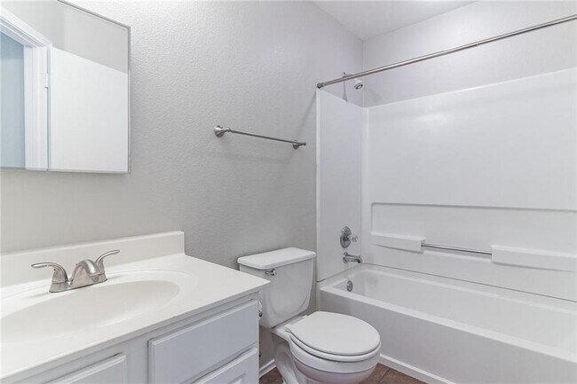 Building Photo - 1908 Candlelight Dr