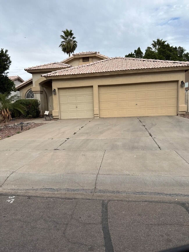 Building Photo - Open house Sunday 2-22-26 from 1-3pm! 3b/2b home with a pool backing Palm Valley golf course.