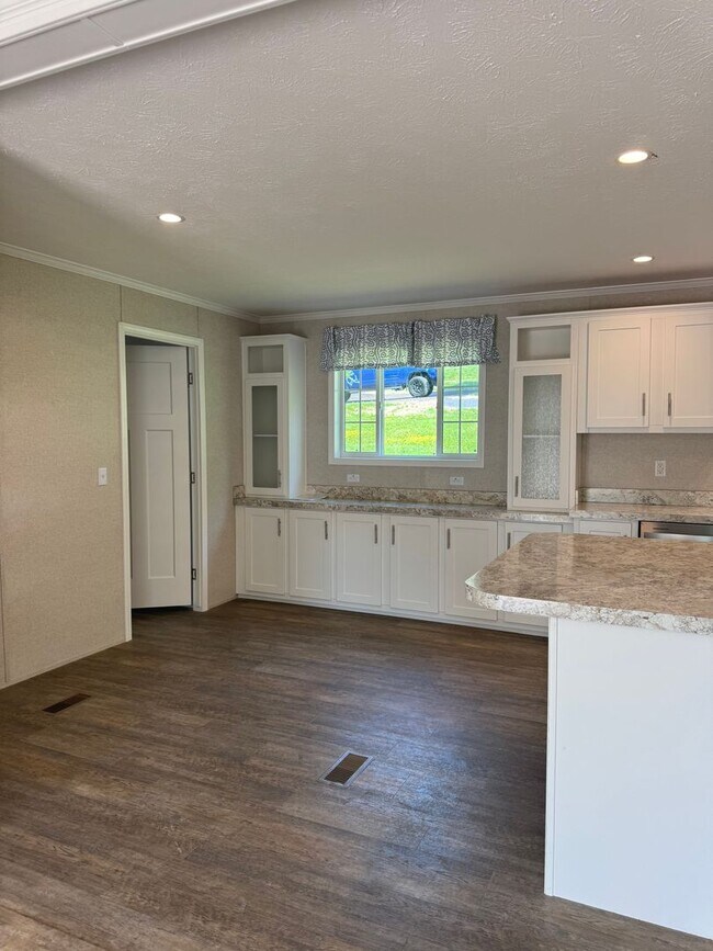 Building Photo - 465 Royal Manor Rd
