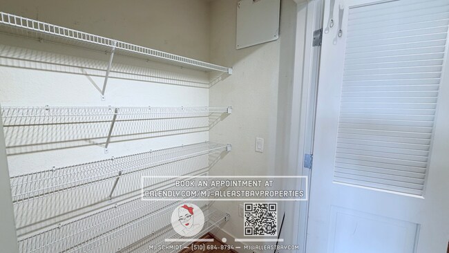 Building Photo - Beautiful two-story residence with 2 bedrooms, 2 bathrooms and balcony with views of the city loc...