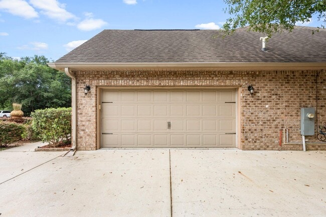 Building Photo - 208 Foxchase Way