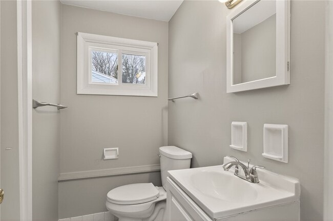 Building Photo - 14 Kingswood Dr