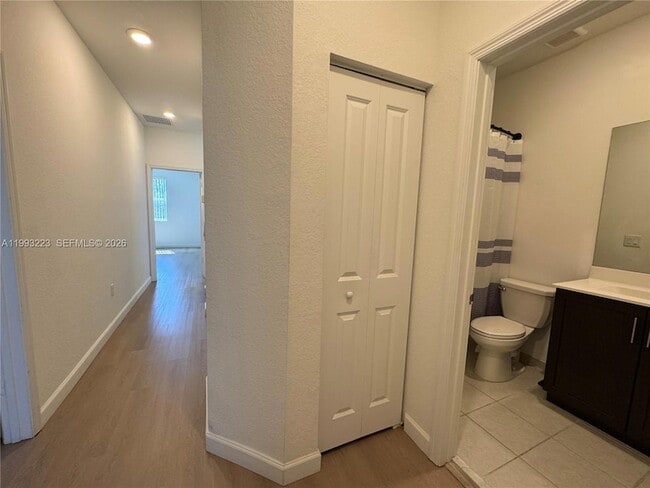 Building Photo - 1110 SE 27th Terrace