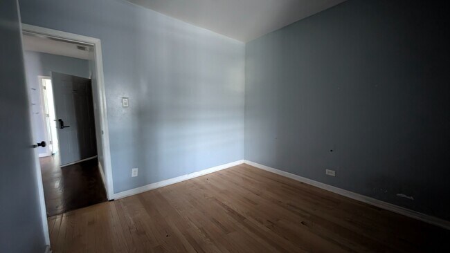 Building Photo - Spacious 3BR Apartment in Oak Park – 1,326...
