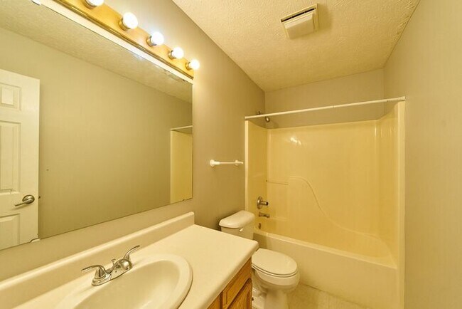 Building Photo - 3 Bedroom 2 Full Bath In Peaceful Franklin...