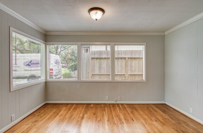 Building Photo - 5519 Huisache St