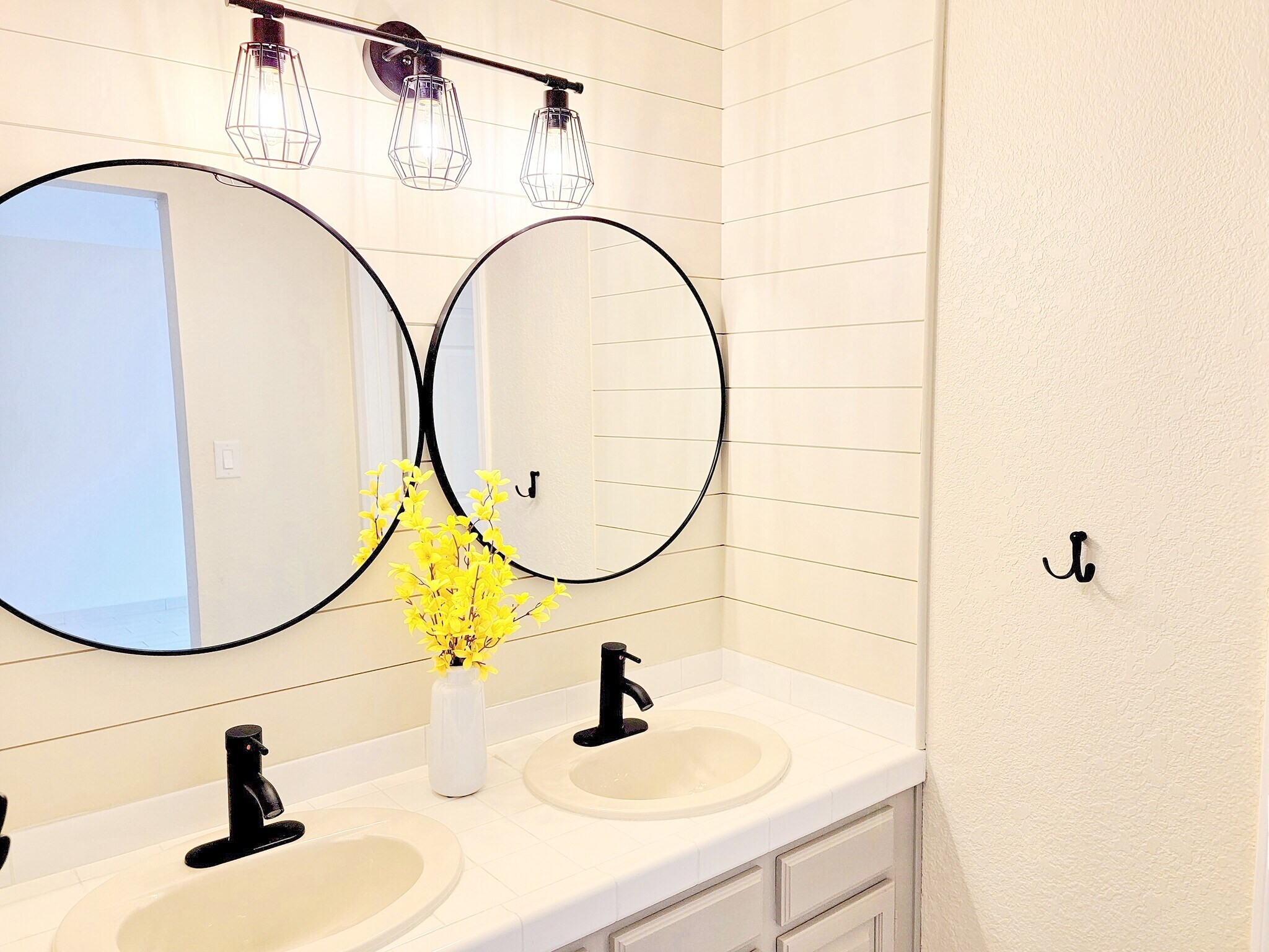 Building Photo - 10080 E Mountainview Lake Dr