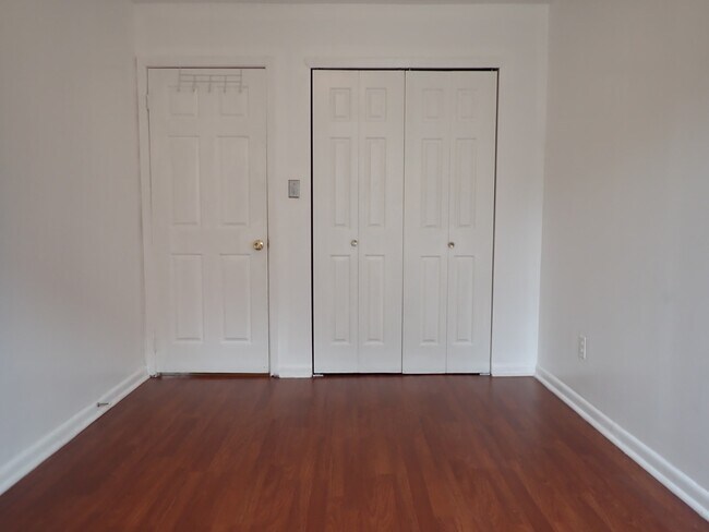 Building Photo - 405 Halsey St