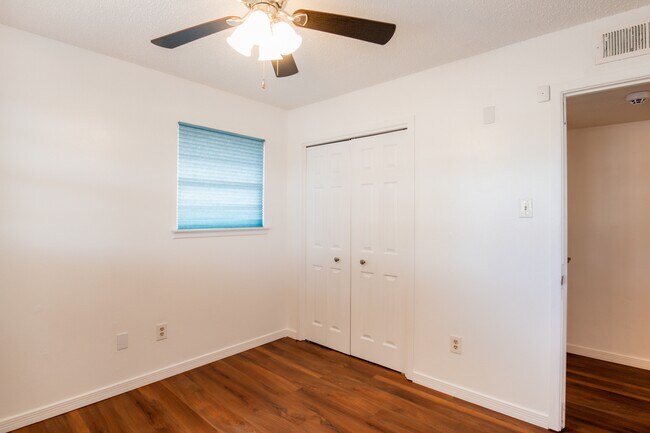 Building Photo - 1633 Stull Dr
