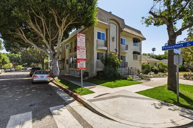 Building Photo - HUGE 2 bed 2 bath in Prime Santa Monica!