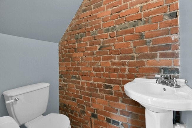 Building Photo - Stunning and Spacious 3 Bedroom House