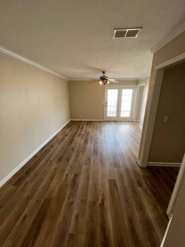 Building Photo - Beautifully Renovated Townhouse in the Blackman Area!
