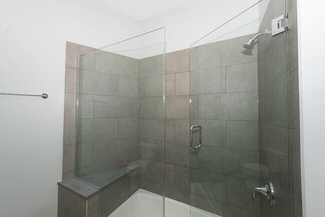 Building Photo - 520 N Western Ave