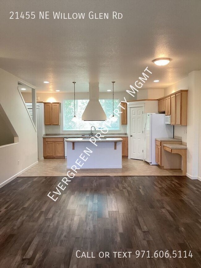 Building Photo - Beautifully remodeled 3-bedroom, 2.5-bathr...