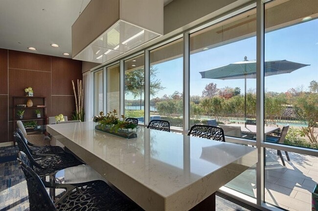Building Photo - 8877 Lakes at 610 Dr