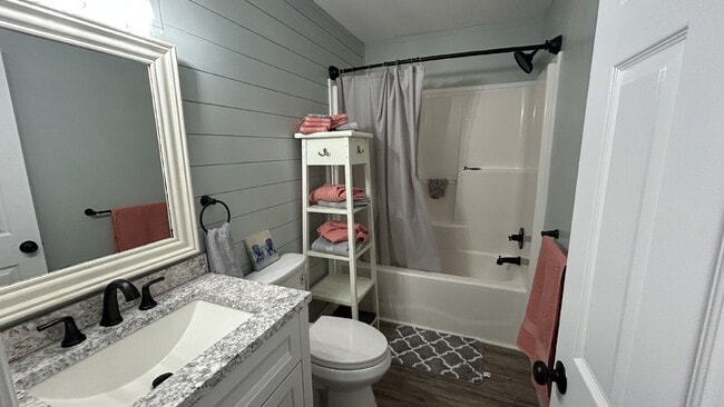 Building Photo - A rare find! Quiet country living in a single-level, 3 bed/2 bath home in Kennebunk!