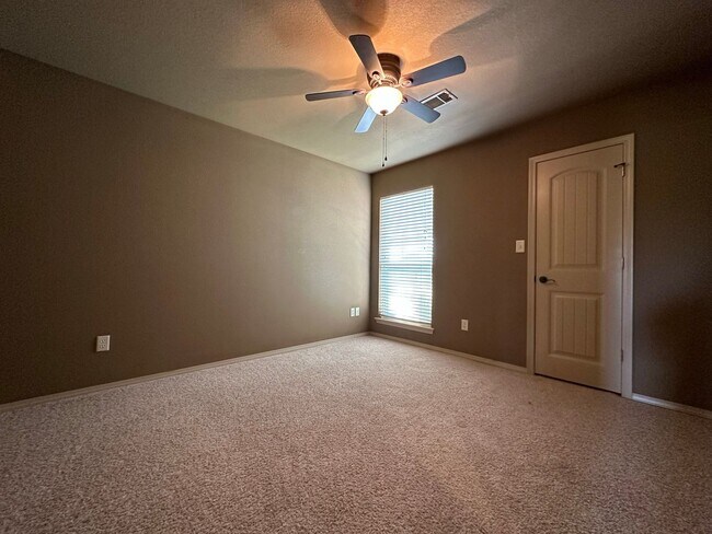 Building Photo - Spacious Elegance: Your Dream 3 Bed, 2 Bat...